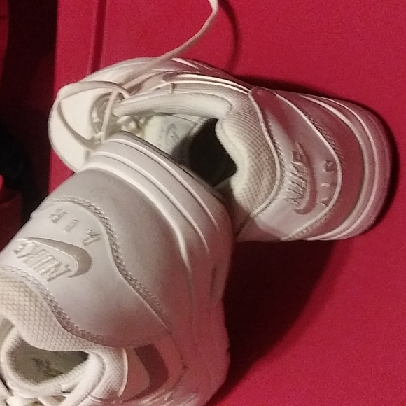 Nike air max woman 9.5. Gently worn.white grey logo. - Picture 5 of 8